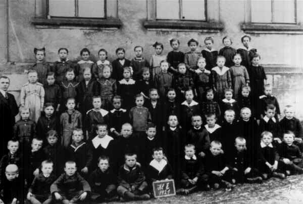 J1910_11_12L_Loth_imJahre21_Schule.jpg (573798 Byte)