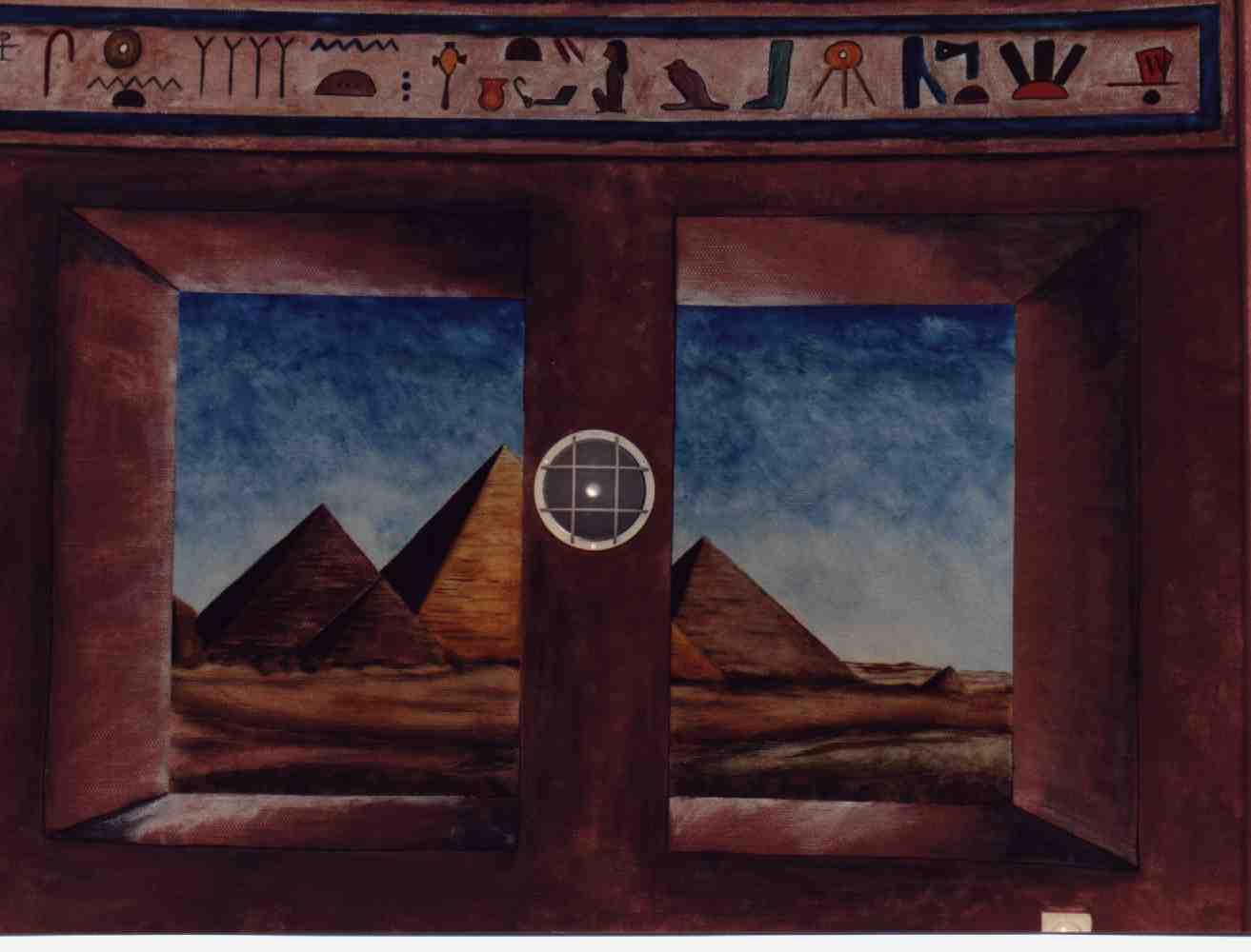 pyramide.jpg (59128 Byte)